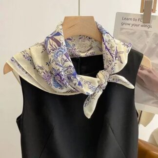🌿 ผ้าพันคอแฟชั่นลายดอกโทนม่วง-ครีม🧵 เนื้อผ้าซาตินนุ่มลื่น สัมผัสเบา พลิ้วสวย ไม่ระคายผิว📏 ขนาด 60 × 60 ซม