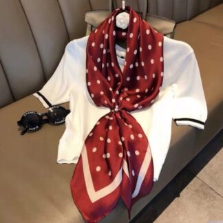 🌹 ผ้าพันคอแฟชั่นลายจุด โทนแดงไวน์🧵 เนื้อผ้าซาตินพรีเมียม น📏 ขนาด 90 × 90 ซม.