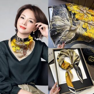 ✨ ผ้าพันคอพรีเมียม ลายนกยูงและดอกไม้ โทนดำ–ทอง ✨ เนื้อผ้านุ่มลื่น พลิ้วสวย สีคมชัด🎁 พร้อมกล่องของขวัญ