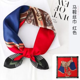❤️ ผ้าพันคอลายคลาสสิก โดดเด่นด้วยโทนแดง–น้ำเงิน เนื้อผ้าซาตินนุ่มลื่น เงางาม ทิ้งตัวสวย📏 ขนาด 70 × 70 ซม.