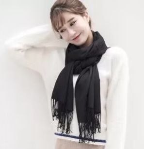 🧣 ผ้าพันคอแคชเมียร์สีดำคลาสสิก ✨ เนื้อผ้านุ่ม เบา อุ่นกำลังดี ไม่ระคายผิว ปลายพู่สวยคลาสสิก